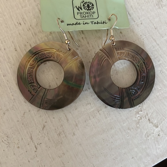 Tahitian Shell Earrings - Picture 2 of 4